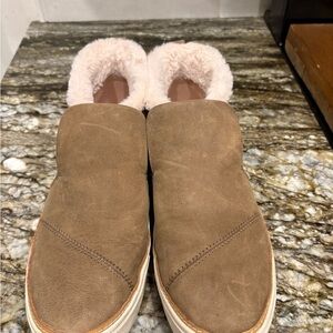 Toms Women's Brown Fleece-Lined Slippers